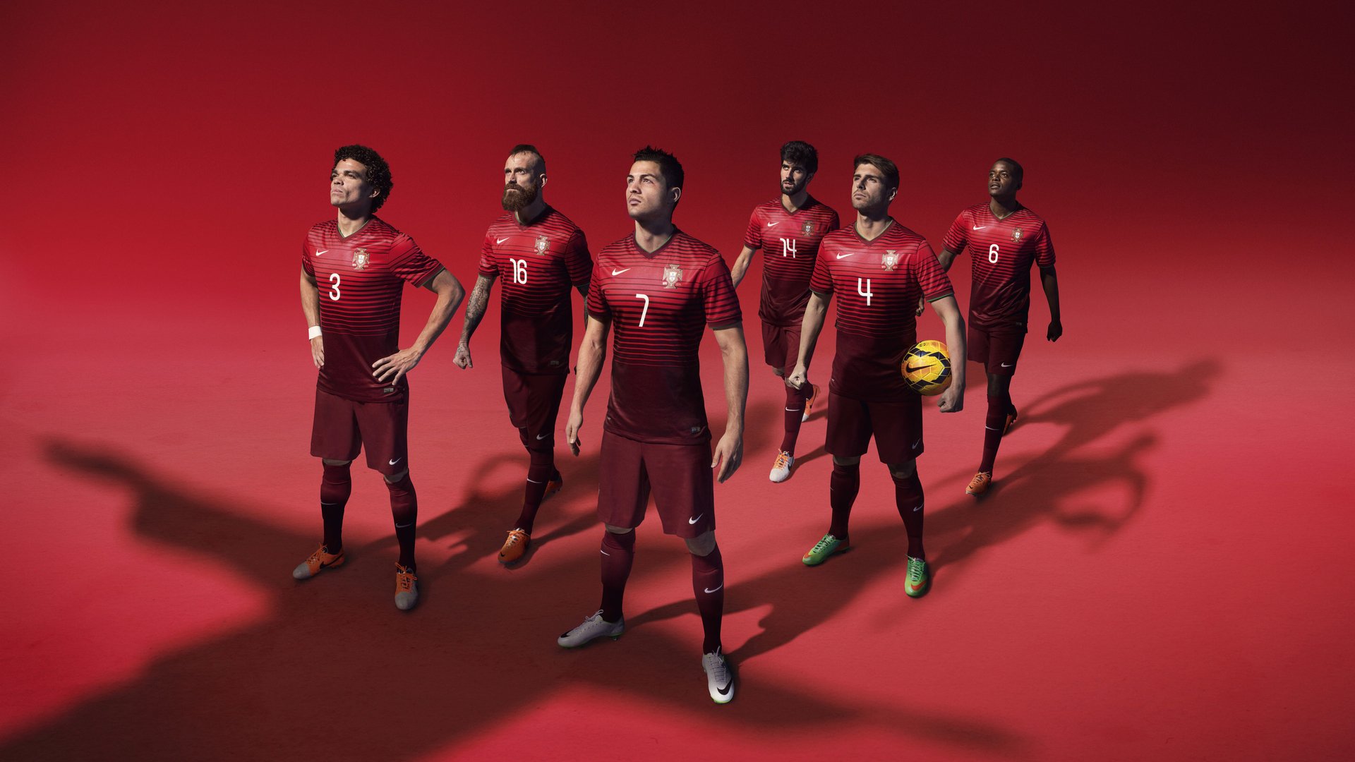 开云·体育官网-【新型设备】专业运动员集体尝试电子球桌，电子球拍