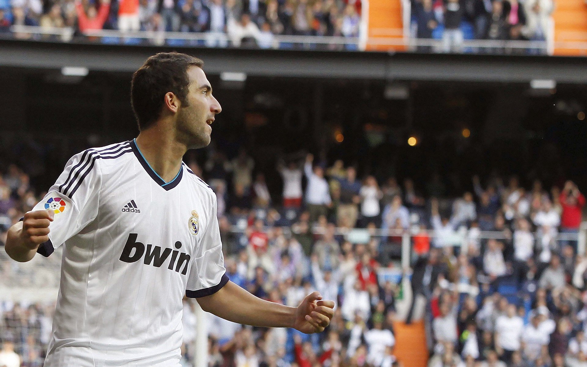 曼联2-1战胜曼城，捧起2024年足总杯，曼联2比4